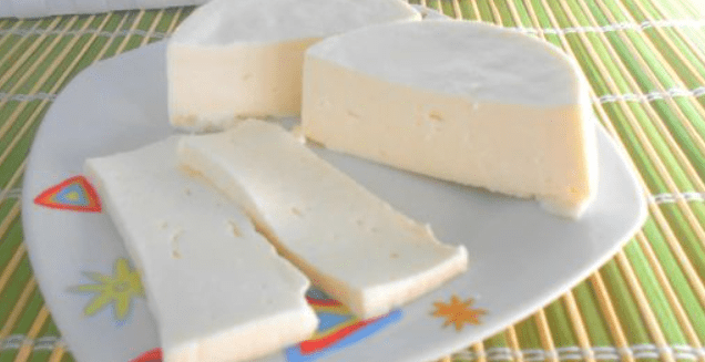 Formaggio fatto in casa con 1 litro di latte, mezzo limone e 1 yogurt