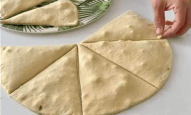 Pane ripieno in 10 minuti! Niente forno! Questa è la cosa più deliziosa che abbia mai mangiato!