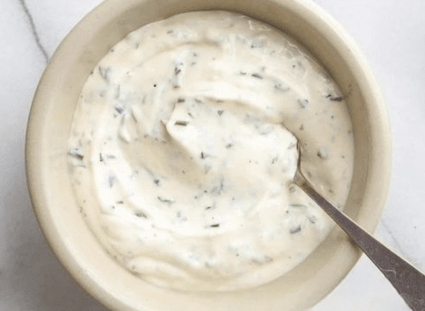 La salsa più buona del mondo: la salsa allo yogurt all’aglio che va con tutto