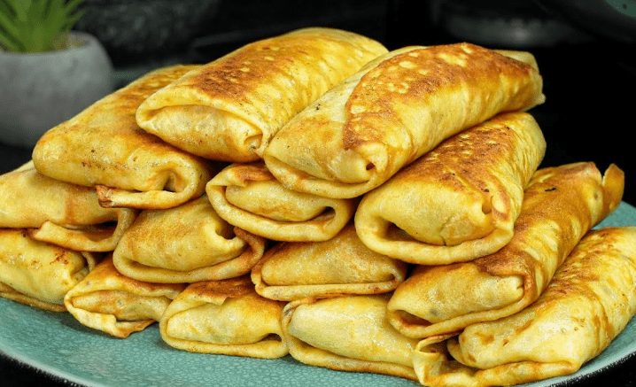 Rotoli di pancake saporiti con ripieno cremoso di cavolo