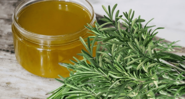 Come preparare un balsamo al rosmarino per scurire i capelli ed evitare che cadano
