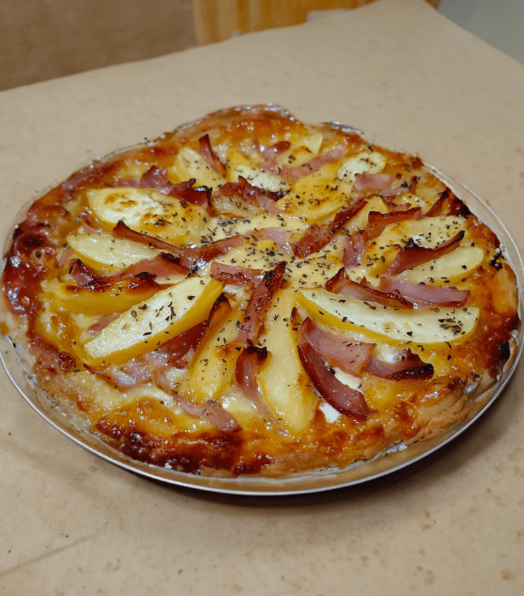 Crostata di patate, camembert e bacon: ricetta gustosa da scoprire