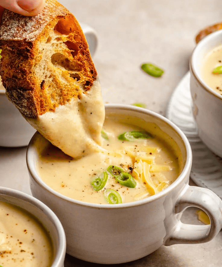 zuppa di cavolfiore arrosto con formaggio cheddar e aglio: una celebrazione dei sapori