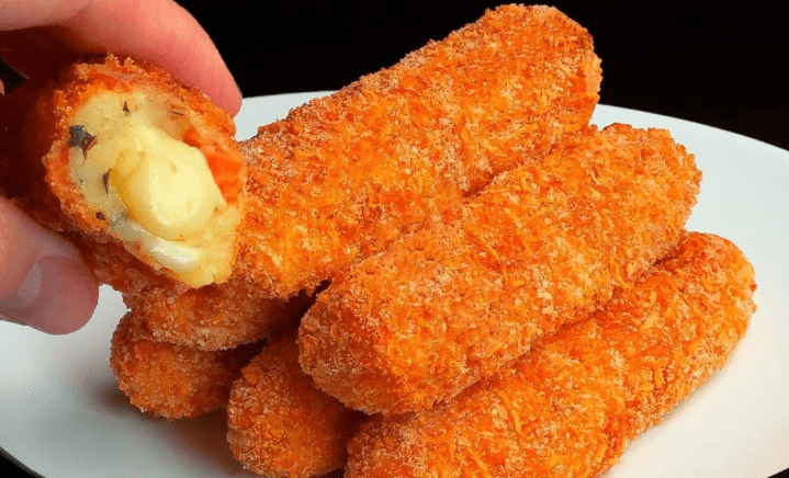 Bastoncini di patate croccanti e formaggiosi con salsa all’aglio e all’aneto