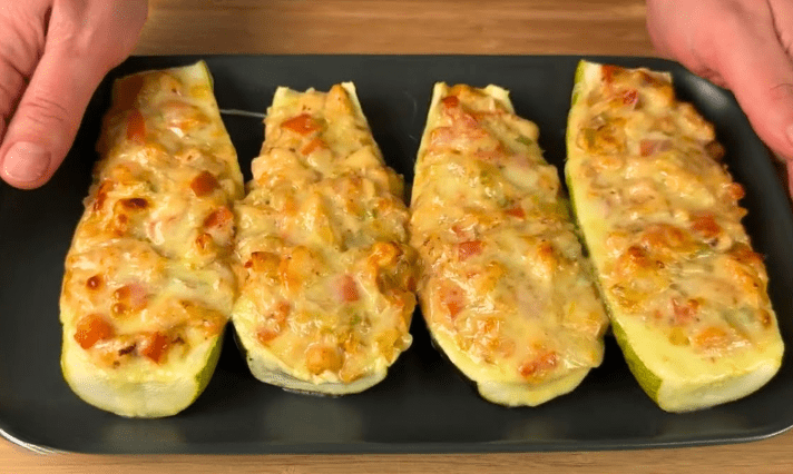 Zucchine ripiene con ripieno cremoso di pollo