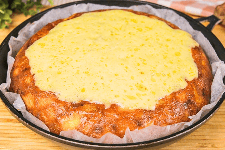 Padella di patate e carne macinata con salsa di senape all’aneto