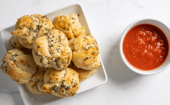 Nodini all’aglio e parmigiano con salsa marinara