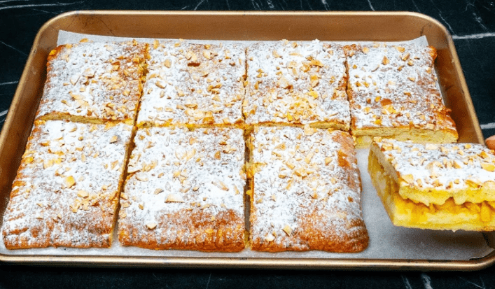 Crostata di pasta sfoglia alla crema di mele con tè allo zenzero e fragole