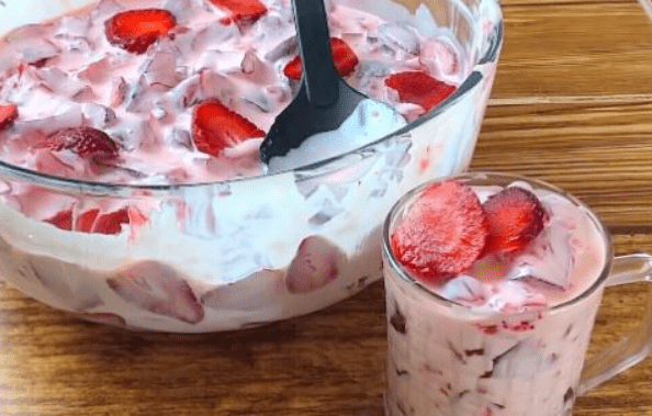 Dessert di fragole e yogurt in 2 minuti, un vero sogno!