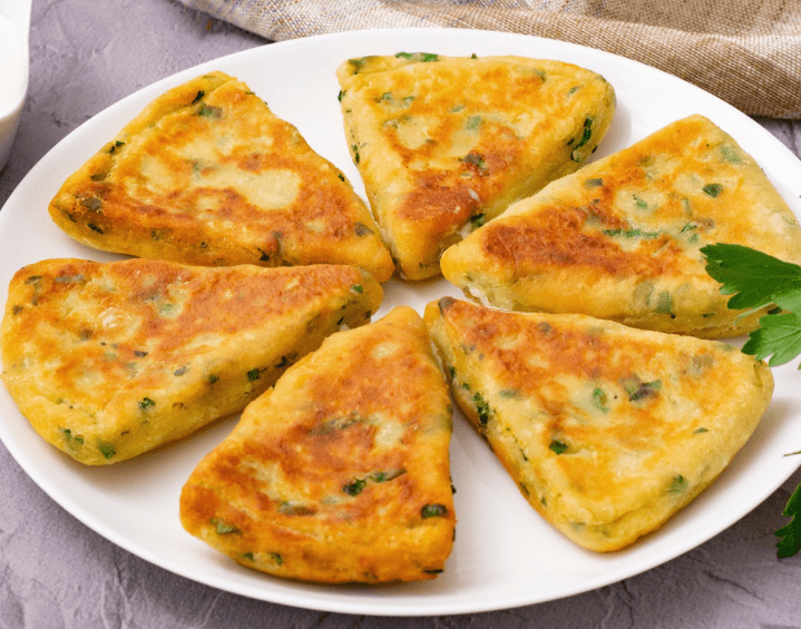 Fette di pane di patate fritte in padella con formaggio: il contorno perfetto!