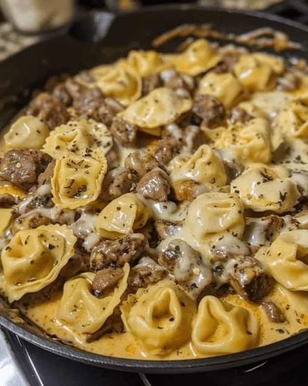 Tortellini al cheesesteak in salsa ricca di provolone