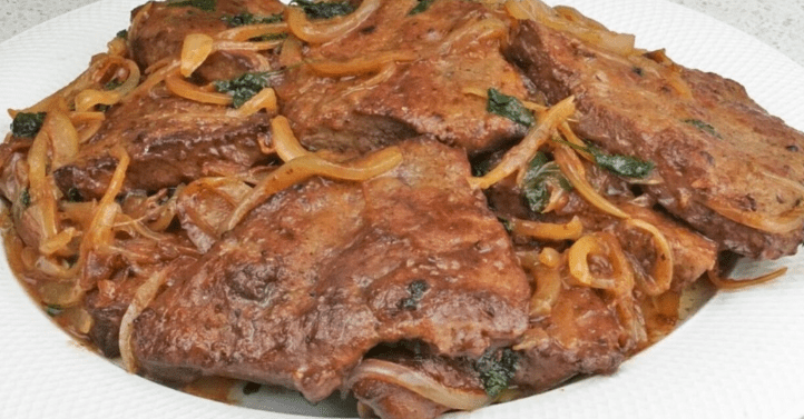 Fegato di manzo in padella con cipolle e patate croccanti