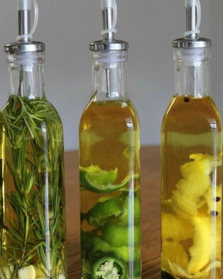 Olio aromatizzato alle erbe: come prepararlo in 5 minuti per condire i tuoi piatti