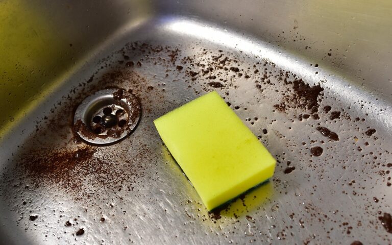 Cinque cose che non devi mai buttare nello scarico del lavandino