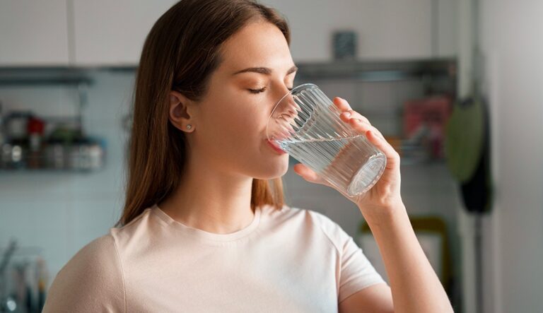 Quanta acqua bisogna bere ogni giorno? La verità scientifica sul fabbisogno idrico