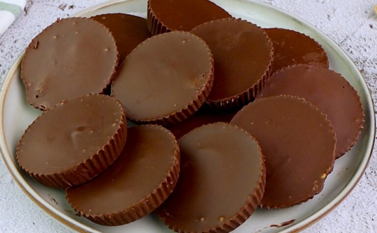 Le più semplici coppette di burro d'arachidi fatte in casa (solo 3 ingredienti!