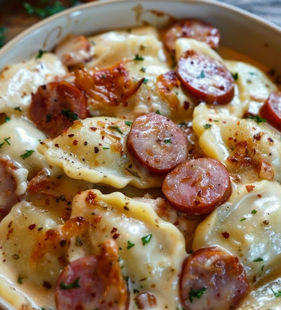 Ricetta per un piatto a cottura lenta con pierogi e salsiccia.