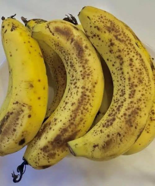 I medici rivelano che mangiare banane la sera porta a…