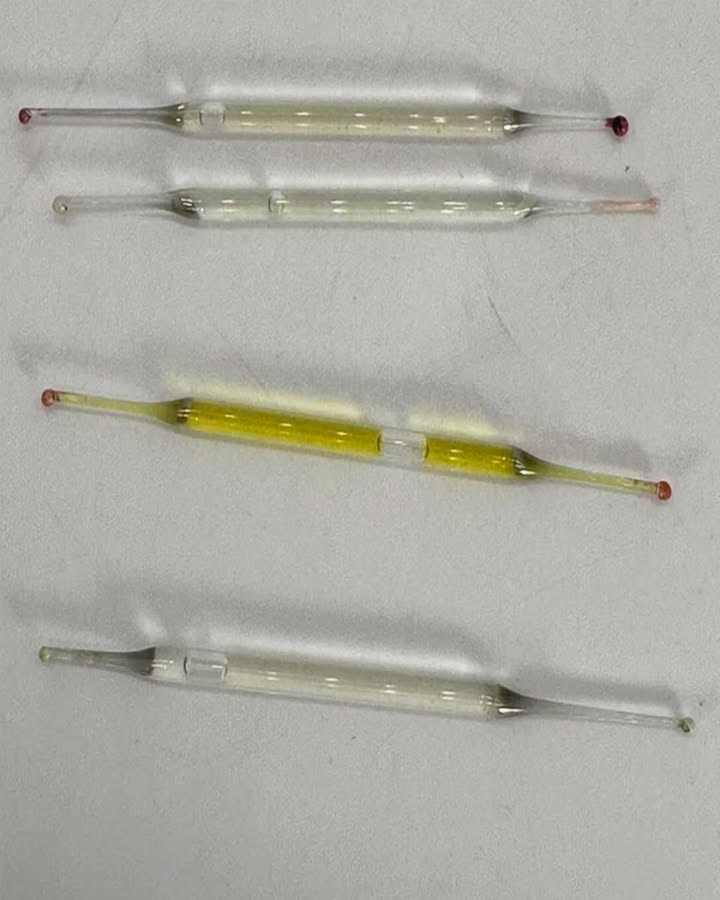 Cosa sono? Trovati sotto un mobiletto del bagno durante i lavori di ristrutturazione: piccoli tubi di vetro, lunghi 5 cm, pieni di liquido. Qualche idea?